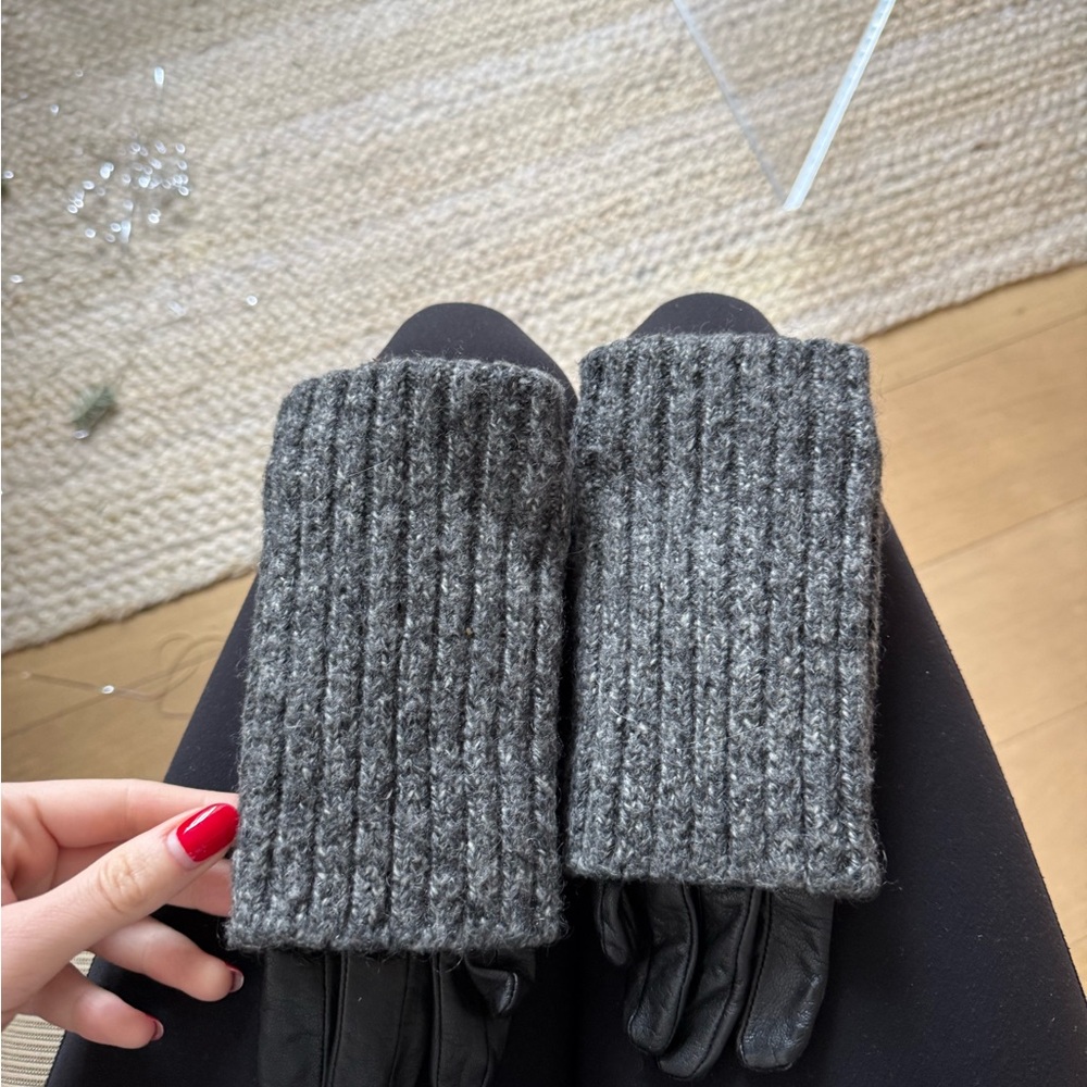 Carolina Amato Black gloves with knit overlay